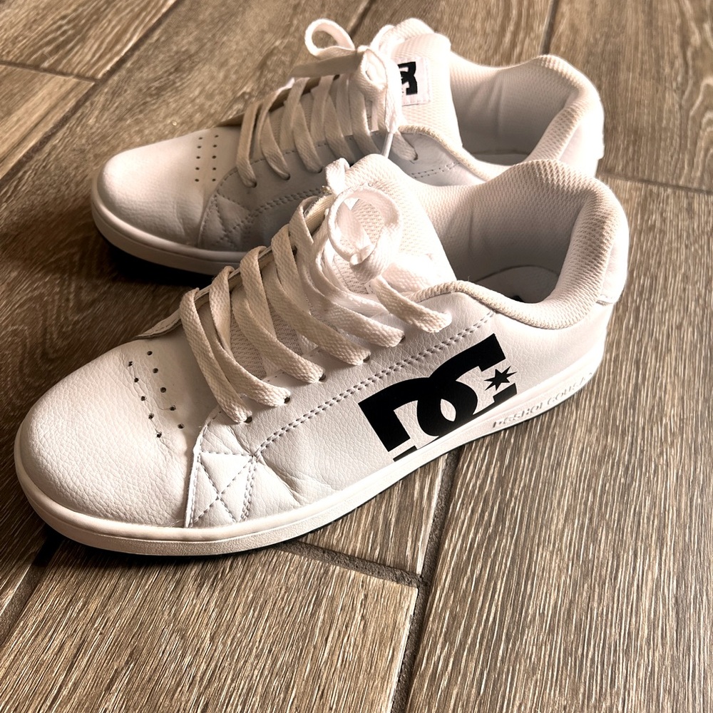 Men’s white graphic DC skater shoes